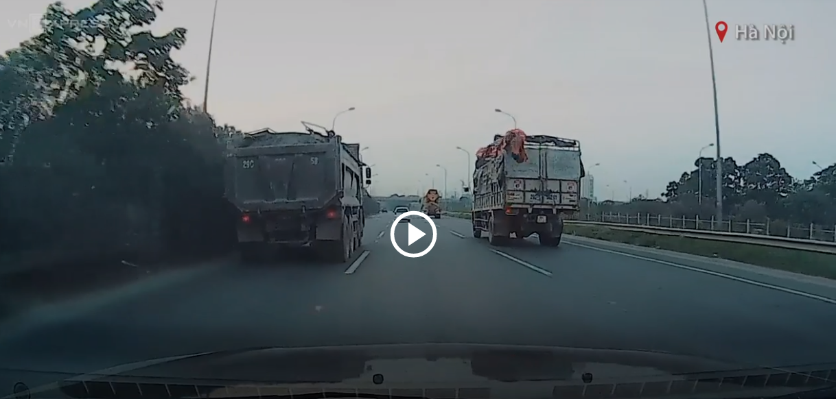 TÌNH HUỐNG GIAO THÔNG: Bạt phủ xe tải rơi trúng ôtô chạy phía sau
