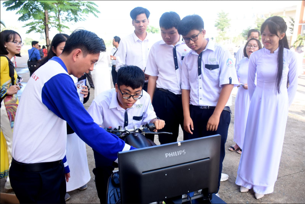 Phối hợp tuyên truyền an toàn giao thông và hướng dẫn lái xe an toàn cho học sinh