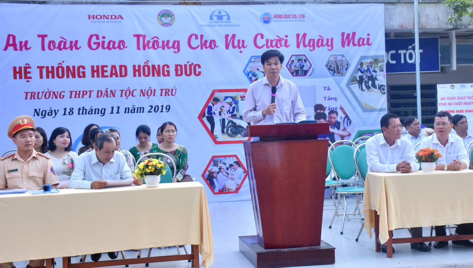 Trang bị kiến thức pháp luật về trật tự an toàn giao thông cho học sinh dân tộc 