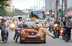 Người vi phạm chống đối CSGT ngày càng liều lĩnh, manh động