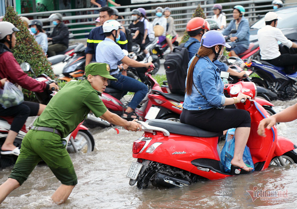 Công an Cần Thơ gò lưng giúp dân đẩy xe chết máy trong biển nước
