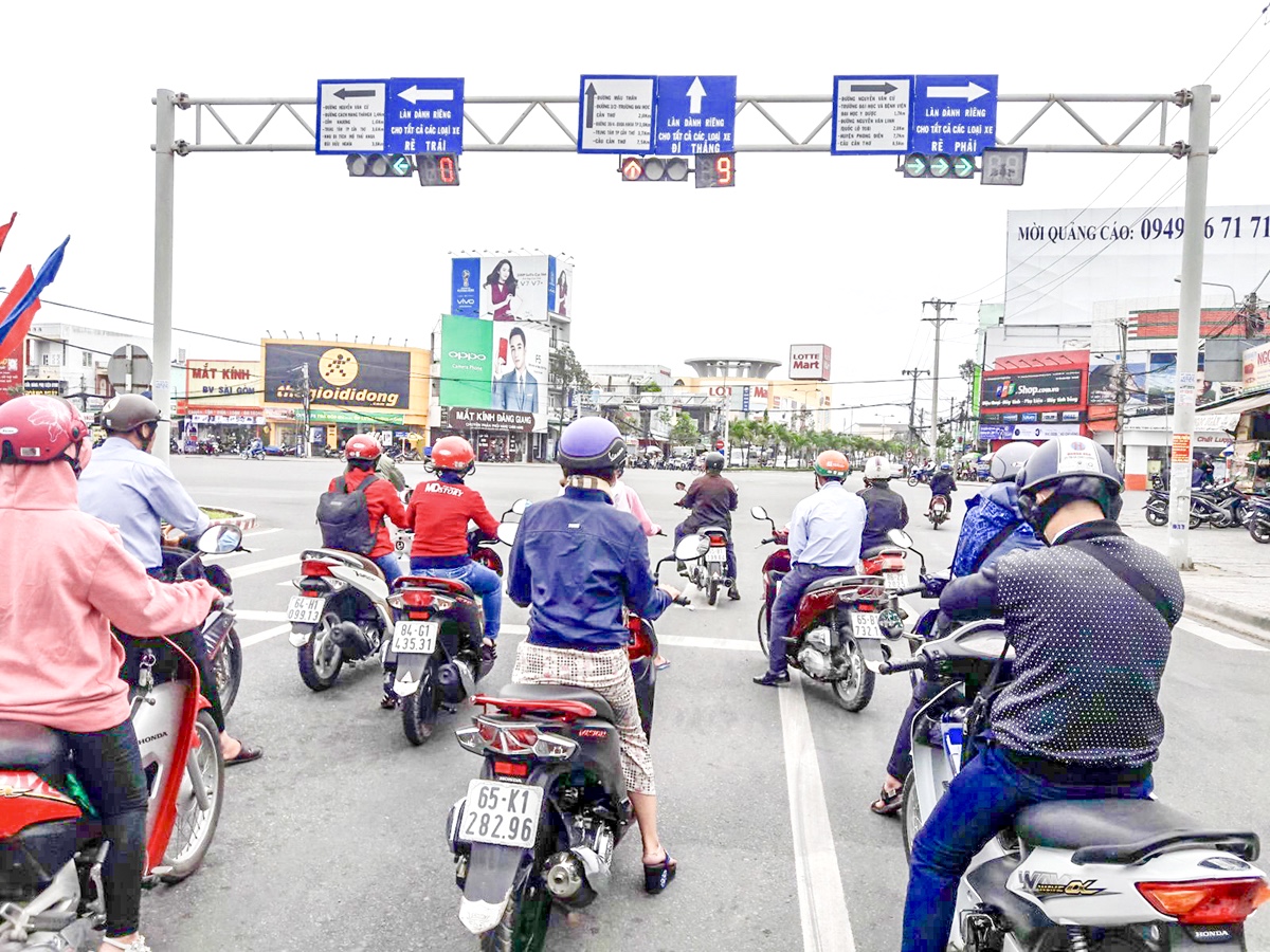 Dừng xe máy ở làn đường rẽ phải khi đèn đỏ có bị phạt không?
