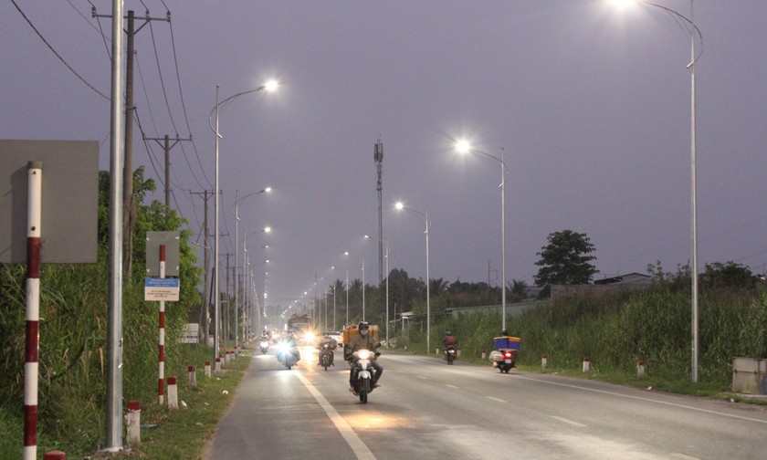 Người dân phấn khởi khi tuyến đường tránh sạt lở Ô Môn được lắp đèn chiếu sáng