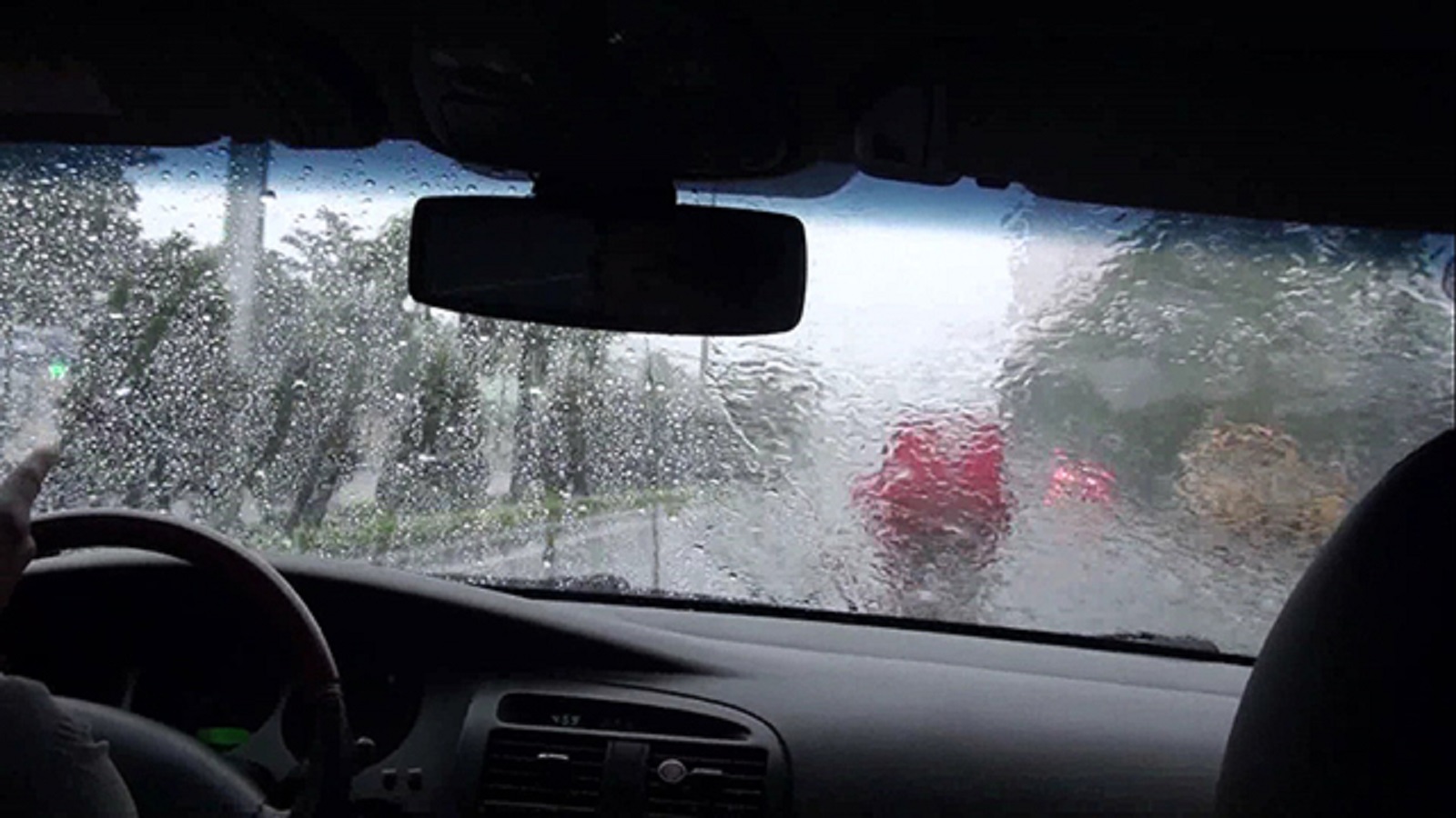 10 cách giúp ôtô tránh gặp nạn khi đi dưới mưa