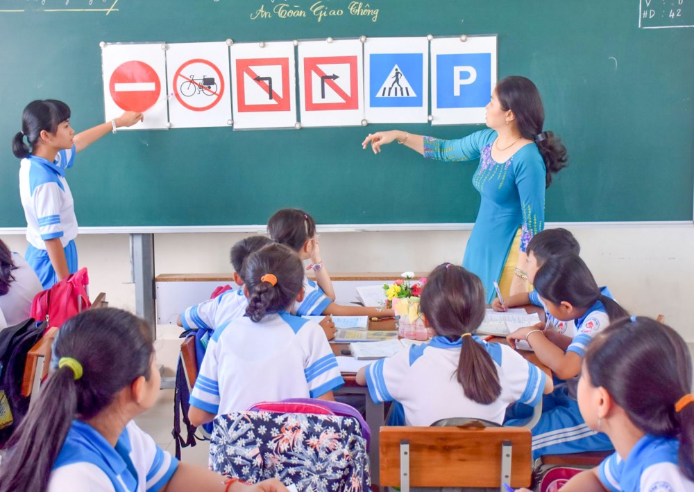 Tuyên truyền, giáo dục pháp luật về an toàn giao thông cho học sinh đầu năm học 2020-2021 