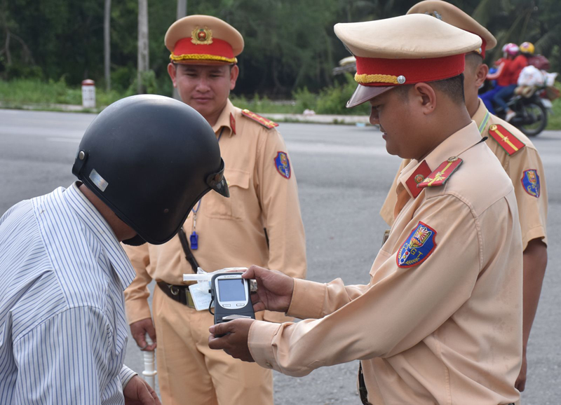 Phối hợp kiểm tra và xử lý người điều khiển xe trong cơ thể có chất ma túy, vi phạm nồng độ cồn 