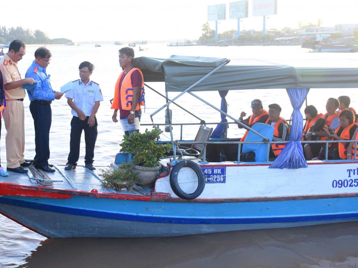 Phối hợp kiểm tra bảo đảm trật tự an toàn giao thông đường thủy nội địa 