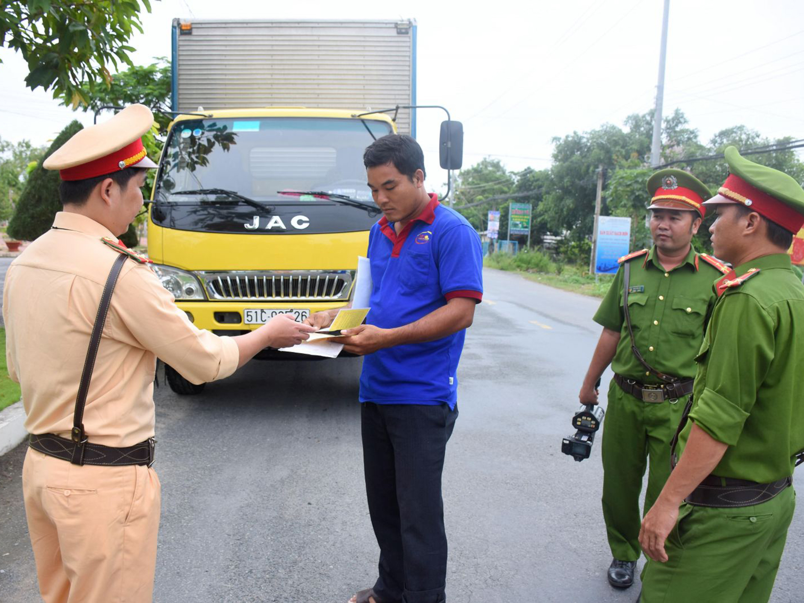 Huy động cảnh sát giao thông phối hợp tuần tra, kiểm soát và xử lý vi phạm hành chính trên tuyến đường bộ 